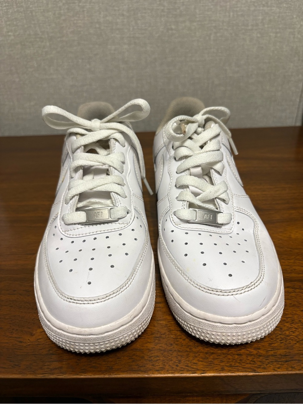 Women’s White Leather Nike AF-1 sneakers